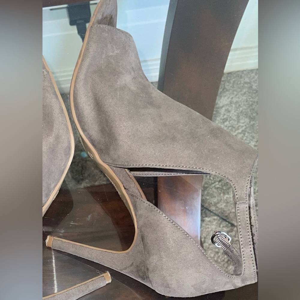Christian Siriano- Women’s Open-Toe Suede Peep-Toe Slingback Heels - Gray - Picture 5 of 11